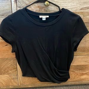 Black cropped twisted tee